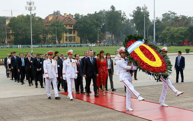 Tổng thống nước Cộng hòa Argentina Mauricio Macri và Phu nhân đến đặt vòng hoa và vào Lăng viếng Chủ tịch Hồ Chí Minh. (Ảnh: Doãn Tấn/TTXVN) Hai nước Việt Nam và Argentina ký kết nhiều văn kiện hợp tác ảnh 2