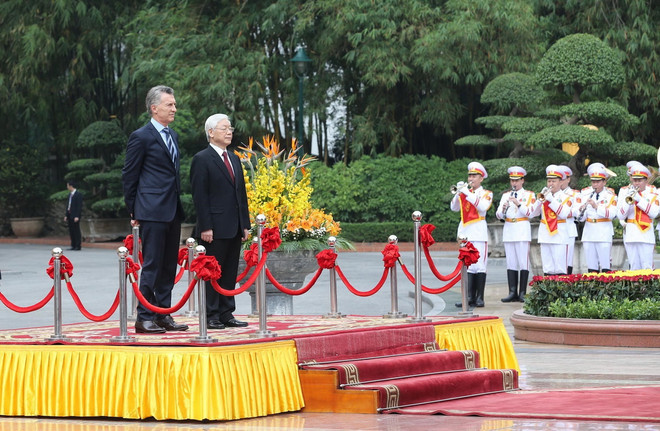 Tổng Bí thư, Chủ tịch nước Nguyễn Phú Trọng và Tổng thống Argentina Mauricio Macri trên bục danh dự nghe Quân nhạc cử Quốc thiều 2 nước. (Ảnh: Trí Dũng/TTXVN) Lễ đón chính thức Tổng thống Cộng hòa Argentina và Phu nhân ảnh 2
