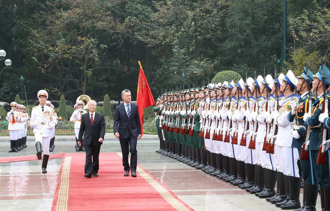 Tổng Bí thư, Chủ tịch nước Nguyễn Phú Trọng và Tổng thống Argentina Mauricio Macri duyệt đội danh dự Quân đội Nhân dân Việt Nam. (Ảnh: Trí Dũng/TTXVN) Lễ đón chính thức Tổng thống Cộng hòa Argentina và Phu nhân ảnh 1