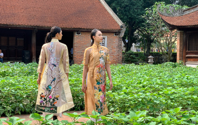 Áo dài từ vải gai trình diễn trong khuôn viên Văn Miếu-Quốc Tử Giám. (Ảnh: Mai Mai/Vietnam+) Quảng bá du lịch: Câu chuyện từ thời trang đến màn ảnh rộng ảnh 2
