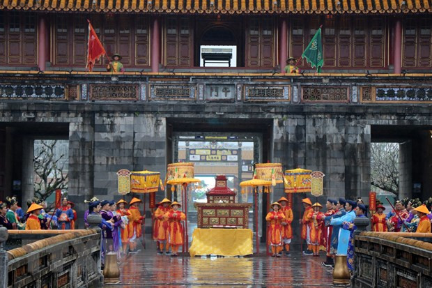 Tái hiện Lễ Ban Sóc triều Nguyễn trước Ngọ Môn Huế. (Ảnh: Đỗ Trưởng/TTXVN) Festival Huế 2023: Điểm đến của chuỗi lễ hội di sản văn hóa ảnh 1