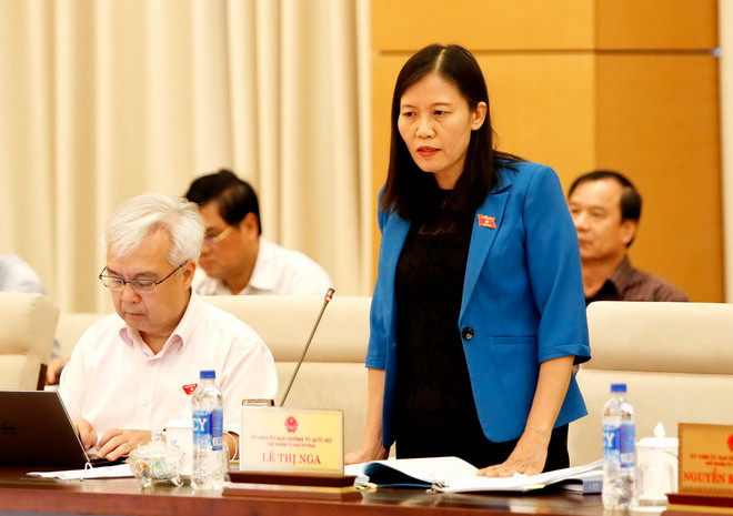 Chủ nhiệm Ủy ban Tư pháp của Quốc hội Lê Thị Nga phát biểu ý kiến. (Ảnh: An Đăng/TTXVN) Vấn đề xe công làm "nóng" phiên họp Ủy ban Thường vụ Quốc hội ảnh 1