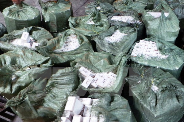 Bắt quả tang ôtô vận chuyển hơn 2.400 bao thuốc lá nhập lậu ảnh 1