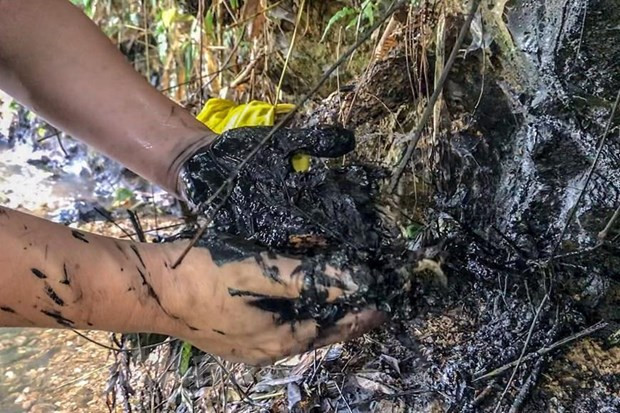 Dầu thải gây ô nhiễm nguồn nước sông Đà. (Nguồn: Vietnam+) Công ty môi trường công nghệ cao Hòa Bình bác bỏ việc nhận dầu thải ảnh 1