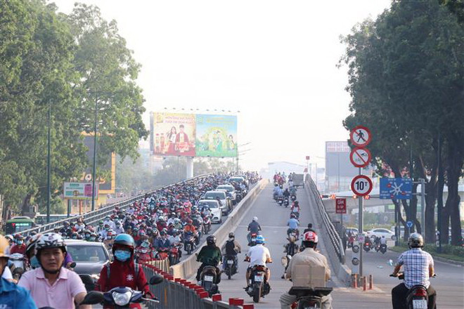 Các phương tiện lưu thông ở Thành phố Hồ Chí Minh. (Nguồn: TTXVN) TP.HCM cần hơn 83.000 tỷ đầu tư phát triển hạ tầng giao thông ảnh 1