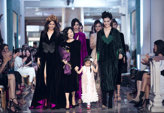 Độc đáo những thiết kế nhung hoa chần bông của Hà Linh Thư ảnh 1