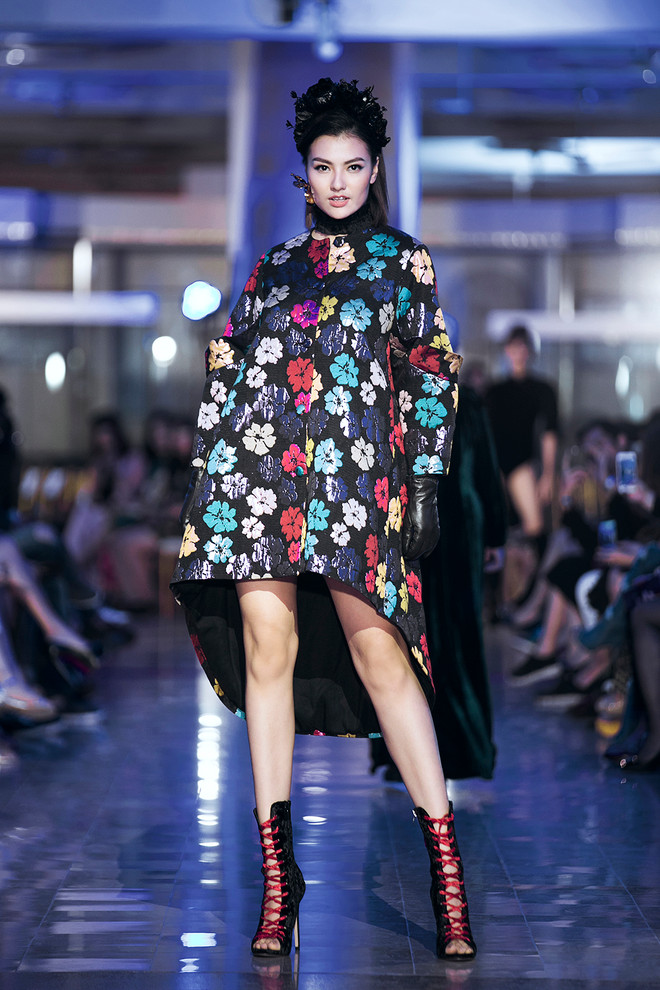 Độc đáo những thiết kế nhung hoa chần bông của Hà Linh Thư ảnh 3