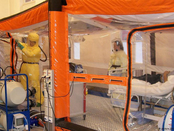 Nhân viên WHO nhiễm virus Ebola được đưa tới Đức điều trị ảnh 1