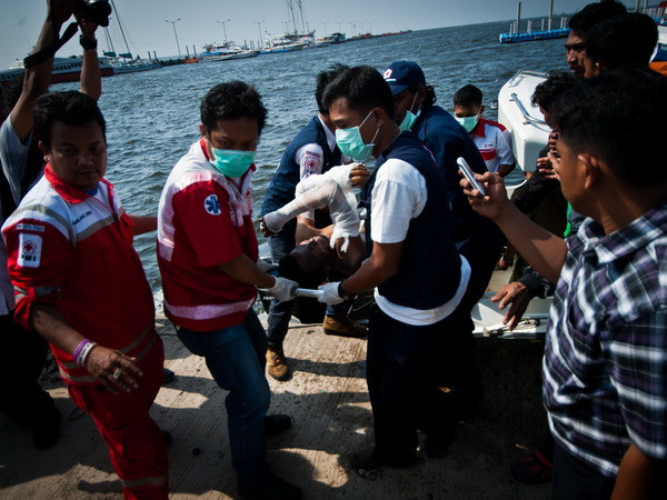 Tàu du lịch của Indonesia cháy động cơ, 36 người bị thương ảnh 1