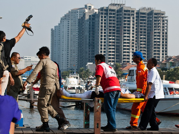 Tàu du lịch của Indonesia cháy động cơ, 36 người bị thương ảnh 2