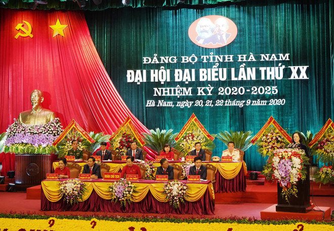 Đoàn chủ tịch Đại hội đại biểu Đảng bộ tỉnh Hà Nam lần thứ XX, nhiệm kỳ 2020-2025. (Ảnh Đại Nghĩa/TTXVN) Hà Nam phấn đấu thành tỉnh phát triển khá của vùng Đồng bằng Bắc Bộ ảnh 3