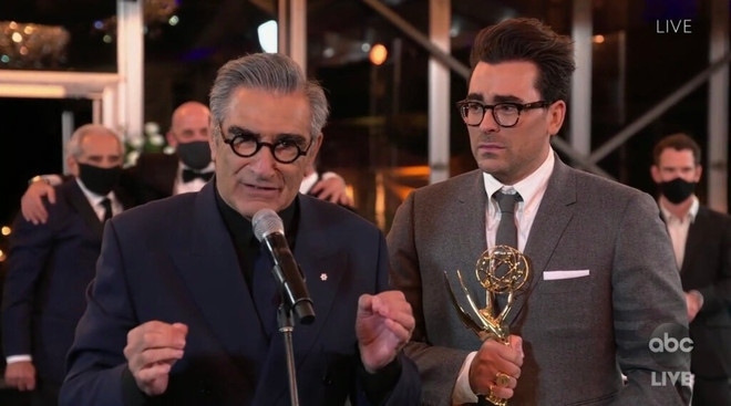 Phim hài 'Schitt's Creek' đại thắng tại lễ trao giải Emmy 2020 ảnh 2