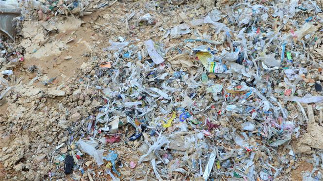 Bắt quả tang vụ đổ trộm hàng chục tấn rác thải công nghiệp ảnh 1