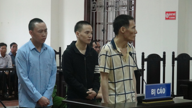 Ba bị cáo Trịnh Đình Hà, Sùng A Phà và Vàng A Váu tại phiên tòa. (Ảnh: Vũ Hà/TTXVN) Hòa Bình: Trả hồ sơ để điều tra bổ sung vụ vận chuyển 35 bánh heroin ảnh 1