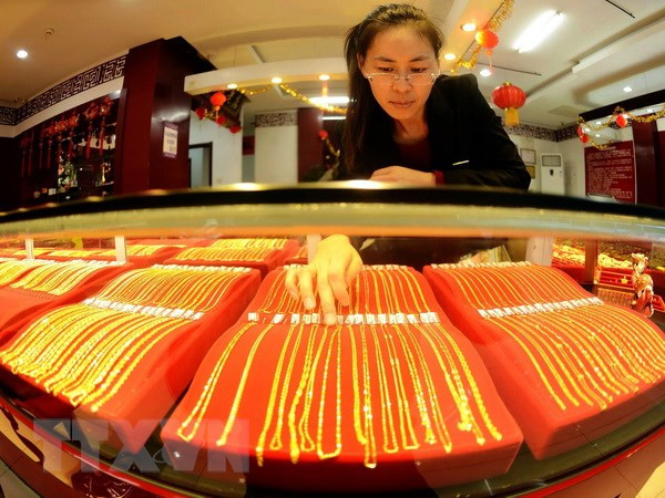 Giá vàng ở thị trường châu Á chạm mức thấp nhất trong 18 tháng ảnh 1