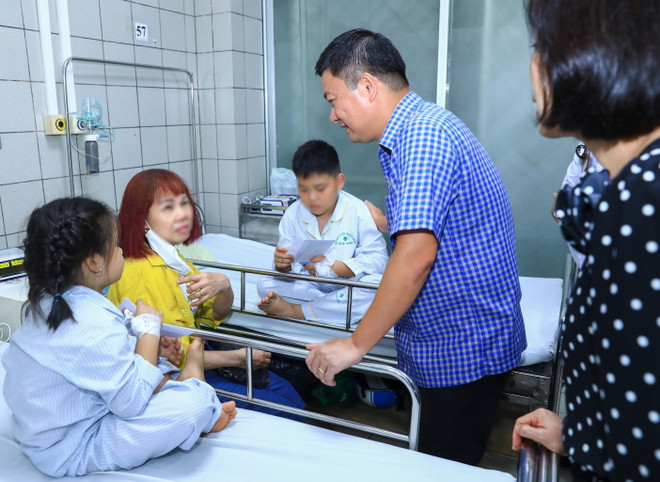 Vụ cháy chung cư mini: Thăm hỏi, hỗ trợ gia đình các nạn nhân ảnh 1