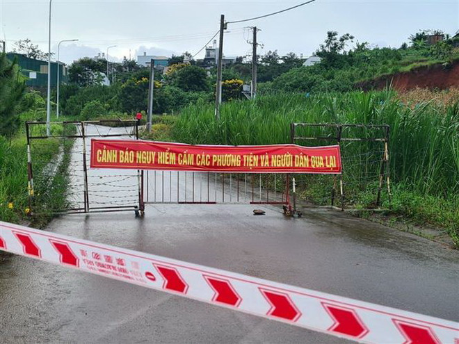 Khu vực sạt lở ở phường Lộc Tiến, thành phố Bảo Lộc, tỉnh Lâm Đồng. (Ảnh: TTXVN phát) Lâm Đồng: Phong tỏa tuyến đường bị sạt lở dẫn vào khu dân cư ở Bảo Lộc ảnh 1