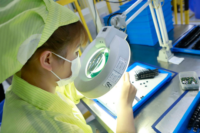 Sản xuất linh kiện điện tử. (Nguồn: TTXVN) ttxvn-linh-kien-dien-tu-2731.jpg