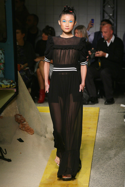 Người mẫu Việt đồng loạt “tấn công” các Tuần lễ thời trang quốc tế ảnh 5