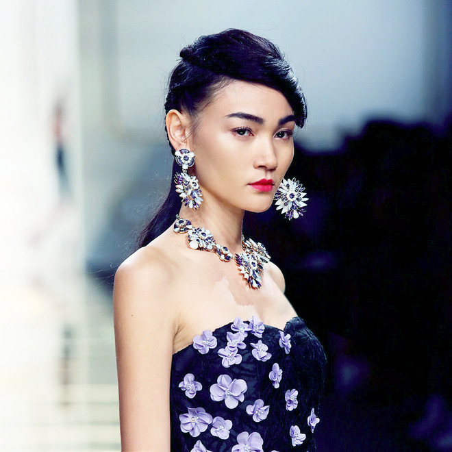 Người mẫu Việt đồng loạt “tấn công” các Tuần lễ thời trang quốc tế ảnh 7