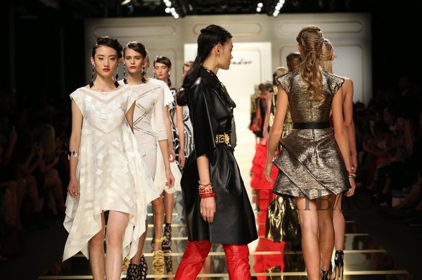 Người mẫu Việt đồng loạt “tấn công” các Tuần lễ thời trang quốc tế ảnh 8