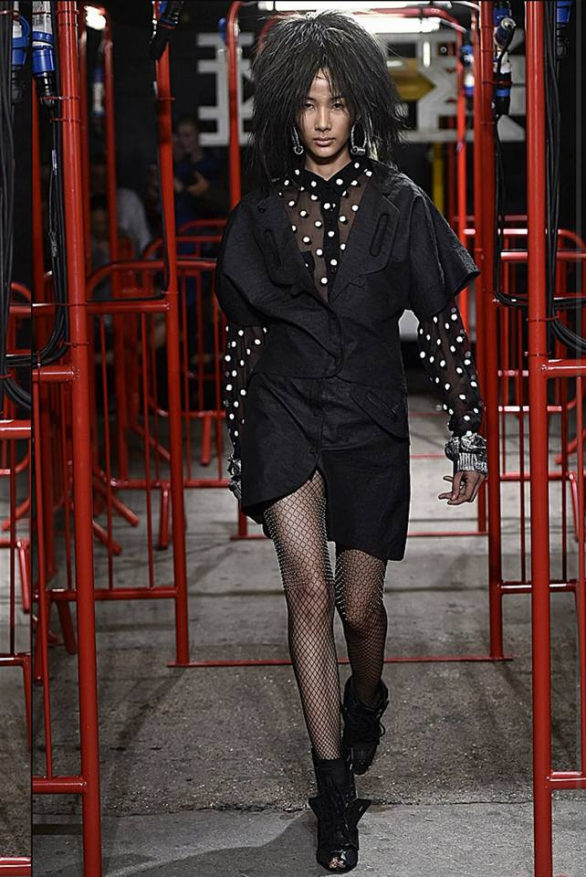 Người mẫu Việt đồng loạt “tấn công” các Tuần lễ thời trang quốc tế ảnh 2