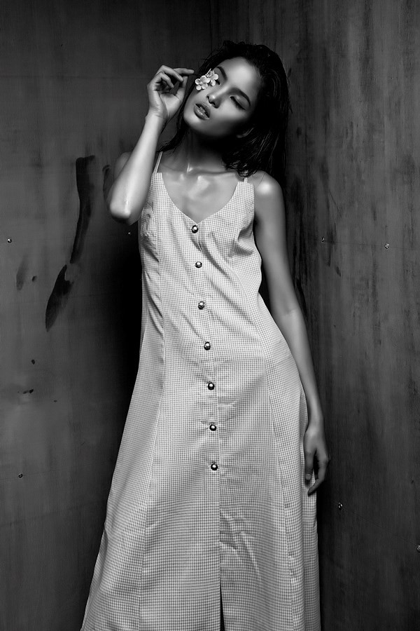 Chà Mi trong set đồ theo xu hướng monochrome.(Nguồn ảnh: BeU Models) Các nhà thiết kế Việt Nam nói về sự chuyên nghiệp trong thời trang ảnh 4