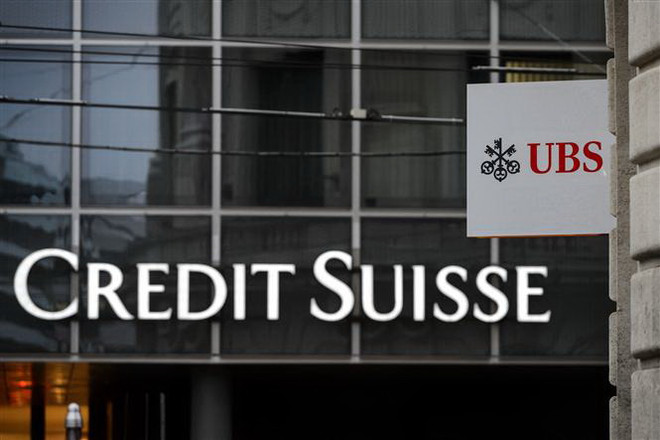 Logo các 'đại gia' ngân hàng Thụy Sĩ UBS và Credit Suisse tại Basel. (Ảnh: AFP/TTXVN) UBS ước tính thiệt hại 17 tỷ USD do thương vụ mua lại Credit Suisse ảnh 1