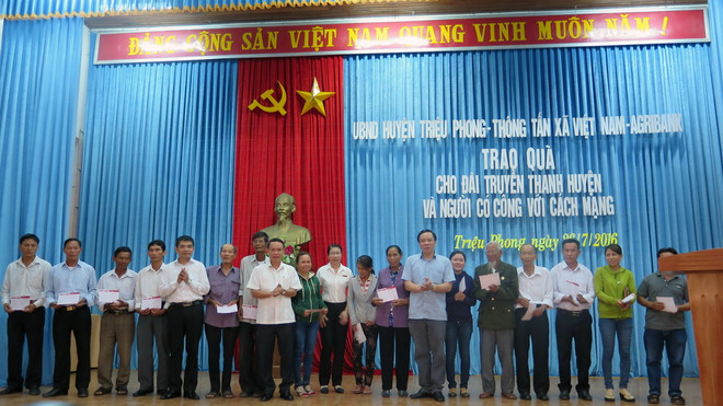 Tổng Giám đốc TTXVN tặng quà các gia đình chính sách tại Quảng Trị ảnh 3