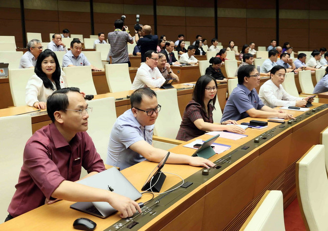 Các đại biểu biểu quyết thông qua Nghị quyết về chương trình giám sát của Quốc hội năm 2025. (Ảnh: An Đăng/TTXVN) ttxvn_chuong trinh giam sat 3.jpg