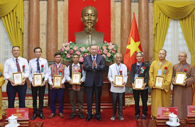 Chủ tịch nước Tô Lâm tặng quà các đại biểu. (Ảnh: Nhan Sáng/TTXVN) ttxvn_chu tich nuoc to lam 3.jpg