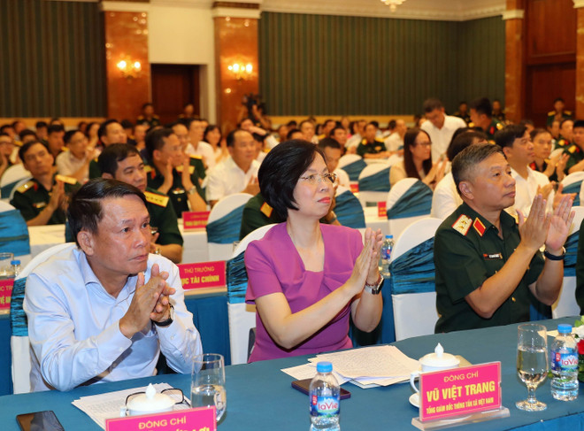 Lãnh đạo các cơ quan thông tấn, báo chí dự buổi gặp mặt. (Ảnh: Trọng Đức/TTXVN) ttxvn_bo quoc phong gap mat bao chi (1).jpg