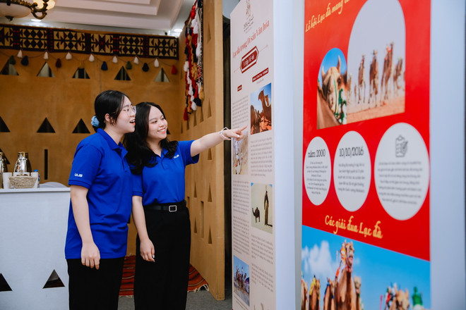 Các sinh viên tham quan, trải nghiệm không gian văn hóa Arab. (Ảnh: TTXVN phát) ttxvn_van hoa arab.jpg