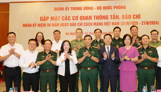 Đại tướng Phan Văn Giang, Ủy viên Bộ Chính trị, Phó Bí thư Quân ủy Trung ương, Bộ trưởng Bộ Quốc phòng và lãnh đạo các cơ quan thông tấn, báo chí tại buổi gặp mặt. (Ảnh: Trọng Đức/TTXVN) ttxvn_gap mat bao chi.jpg