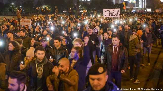 Hàng nghìn người Romania biểu tình phản đối cải cách tư pháp ảnh 1