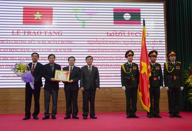 Trao tặng Huân chương Hữu nghị của Lào cho tỉnh Điện Biên. (Ảnh: Văn Dũng/TTXVN) Lào tặng Huân chương Hữu nghị cho UBND tỉnh và Công an Điện Biên ảnh 2