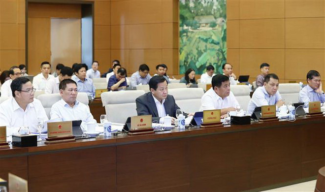 Phó Thủ tướng Chính phủ Lê Minh Khái và lãnh đạo các bộ dự phiên họp. (Ảnh: Doãn Tấn/TTXVN) Xây dựng kế hoạch tài chính ngân sách cần đảm bảo tính khả thi ảnh 3