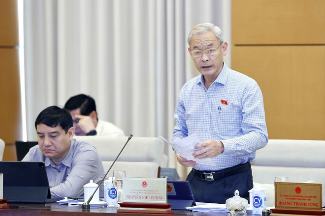 Chủ nhiệm Ủy ban Tài chính, Ngân sách của Quốc hội Nguyễn Phú Cường trình bày các báo cáo thẩm tra. (Ảnh: Doãn Tấn/TTXVN) Xây dựng kế hoạch tài chính ngân sách cần đảm bảo tính khả thi ảnh 2