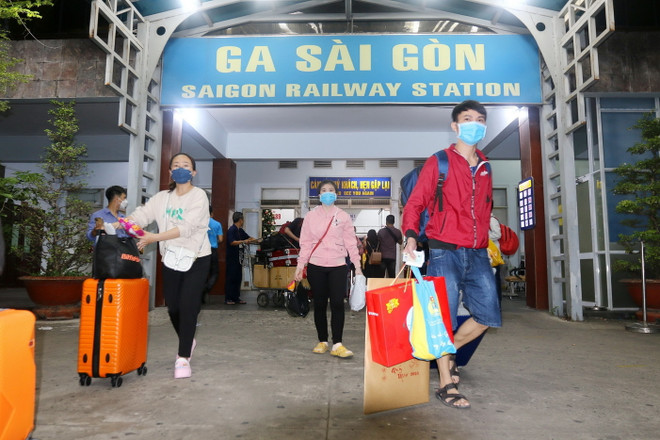Công nhân Thành phố Hồ Chí Minh vào cổng kiểm soát tại ga Sài Gòn về quê đón Tết Quý mão 2023 . (Ảnh: Thanh Vũ/TTXVN) ttxvn-ve-que-an-tet-2-3887.jpg