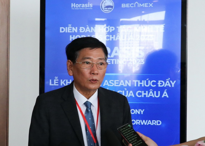 Phó Chủ tịch Thường trực Ủy ban Nhân dân tỉnh Bình Dương Mai Hùng Dũng trao đổi với phóng viên TTXVN. (Ảnh: Dương Chí Tưởng/TTXVN) ttxvn-mai-hung-dung-4240.jpg