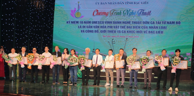 Lãnh đạo tỉnh Bạc Liêu trao Bằng khen của Chủ tịch UBND tỉnh cho 15 nhạc sỹ của Hội Âm nhạc Thành phố Hồ Chí Minh có các sáng tác ca khúc mới về Bạc Liêu. (Ảnh: Tuấn Kiệt/TTXVN) ttxvn-don-ca-tai-tu-2-7010.jpg