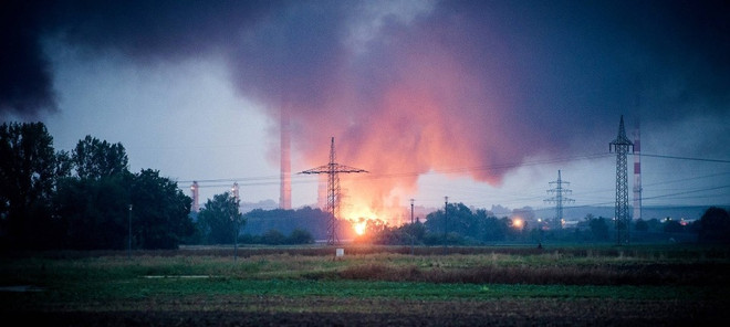 Nổ gây hỏa hoạn tại một cơ sở lọc dầu ở Đức, 8 người bị thương ảnh 1