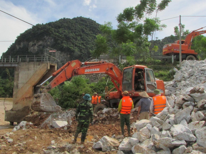 Nghệ An: Mố cầu Chôm Lôm bị gãy đứt, đổ sập xuống dòng nước lũ ảnh 1