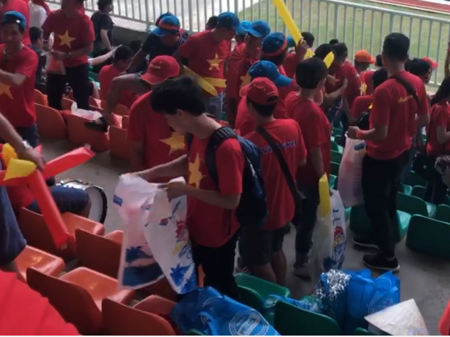 [Video] Cổ động viên Việt Nam nán lại nhặt rác sau trận thua UAE ảnh 1