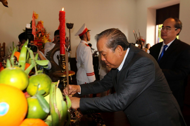 Dâng hương, dâng hoa tưởng niệm Chủ tịch Hồ Chí Minh dịp 2/9 ảnh 2