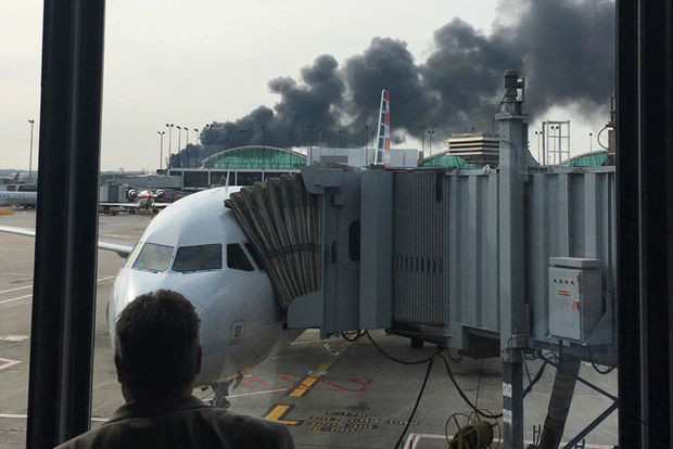 Máy bay chở khách American Airlines bốc cháy tại sân bay Chicago ảnh 2