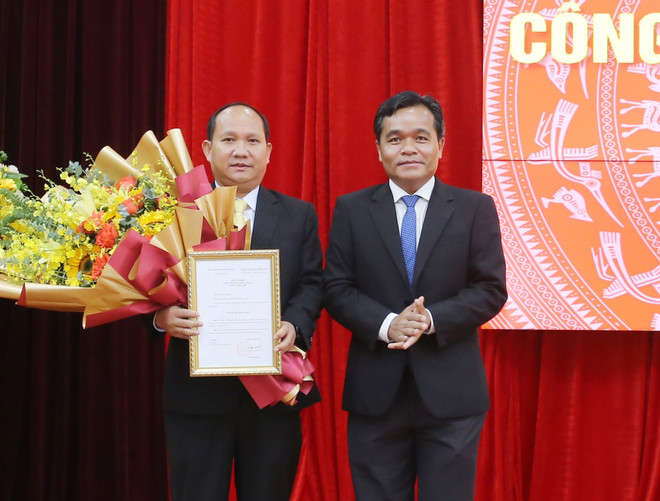 Ông Hồ Văn Niên (phải), Bí thư Tỉnh ủy Gia Lai, trao quyết định, tặng hoa chúc mừng ông Rah Lan Chung. (Ảnh: Quang Thái-Đăng Vũ/TTXVN) Ông Rah Lan Chung giữ chức vụ Phó Bí thư Tỉnh ủy Gia Lai ảnh 1