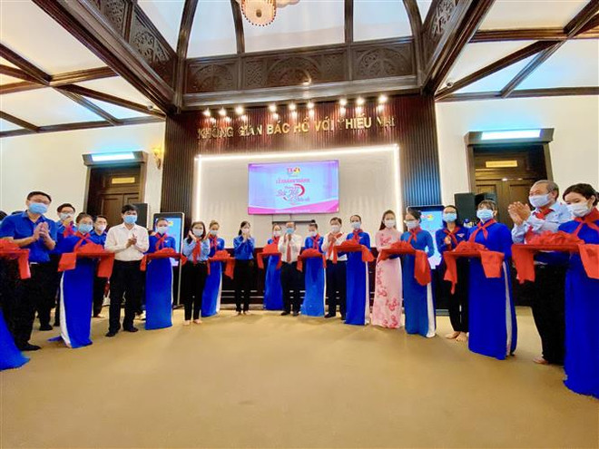 Cắt băng khánh thành công trình 'Không gian Bác Hồ với thiếu nhi.' (Ảnh: Hồng Giang/TTXVN) Khánh thành công trình 'Không gian Bác Hồ với thiếu nhi' tại TP.HCM ảnh 2