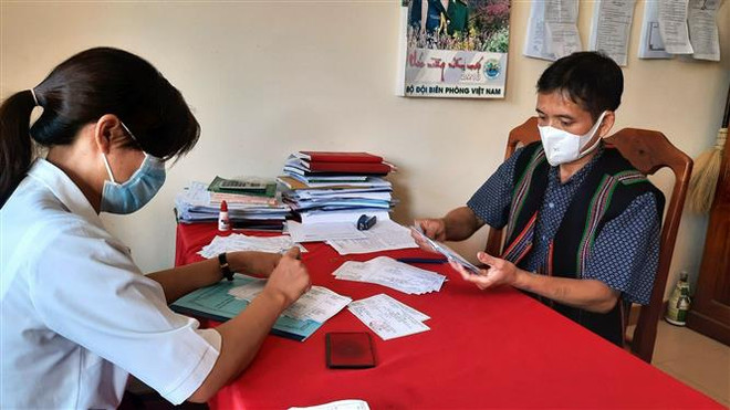 Chuẩn bị thẻ cử tri tại xã A Roàng, huyện A Lưới, tỉnh Thừa Thiên Huế. (Ảnh: Đỗ Trưởng/TTXVN) Các địa phương đảm bảo quyền bầu cử cho cử tri tại các khu cách ly ảnh 2