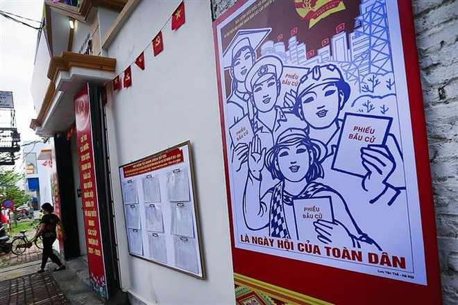 Các bảng tuyên truyền phục vụ công tác bầu cử an toàn trong đại dịch được đặt nhiều nơi tại phường Đồng Tiến, thành phố Hòa Bình. (Ảnh: Trọng Đạt/TTXVN) Các địa phương đảm bảo quyền bầu cử cho cử tri tại các khu cách ly ảnh 1